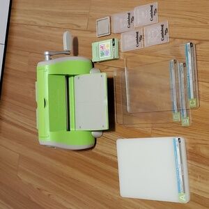 Cuttlebug Provo Craft embosser with accessories